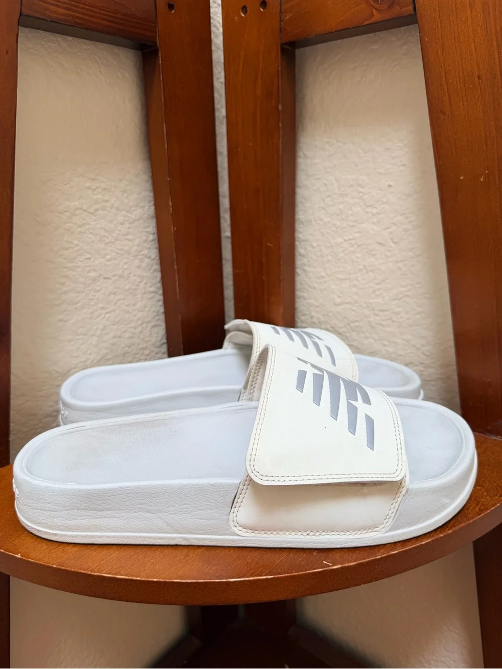 🔹New Balance 200 Series Adjustable Slide Sandals.